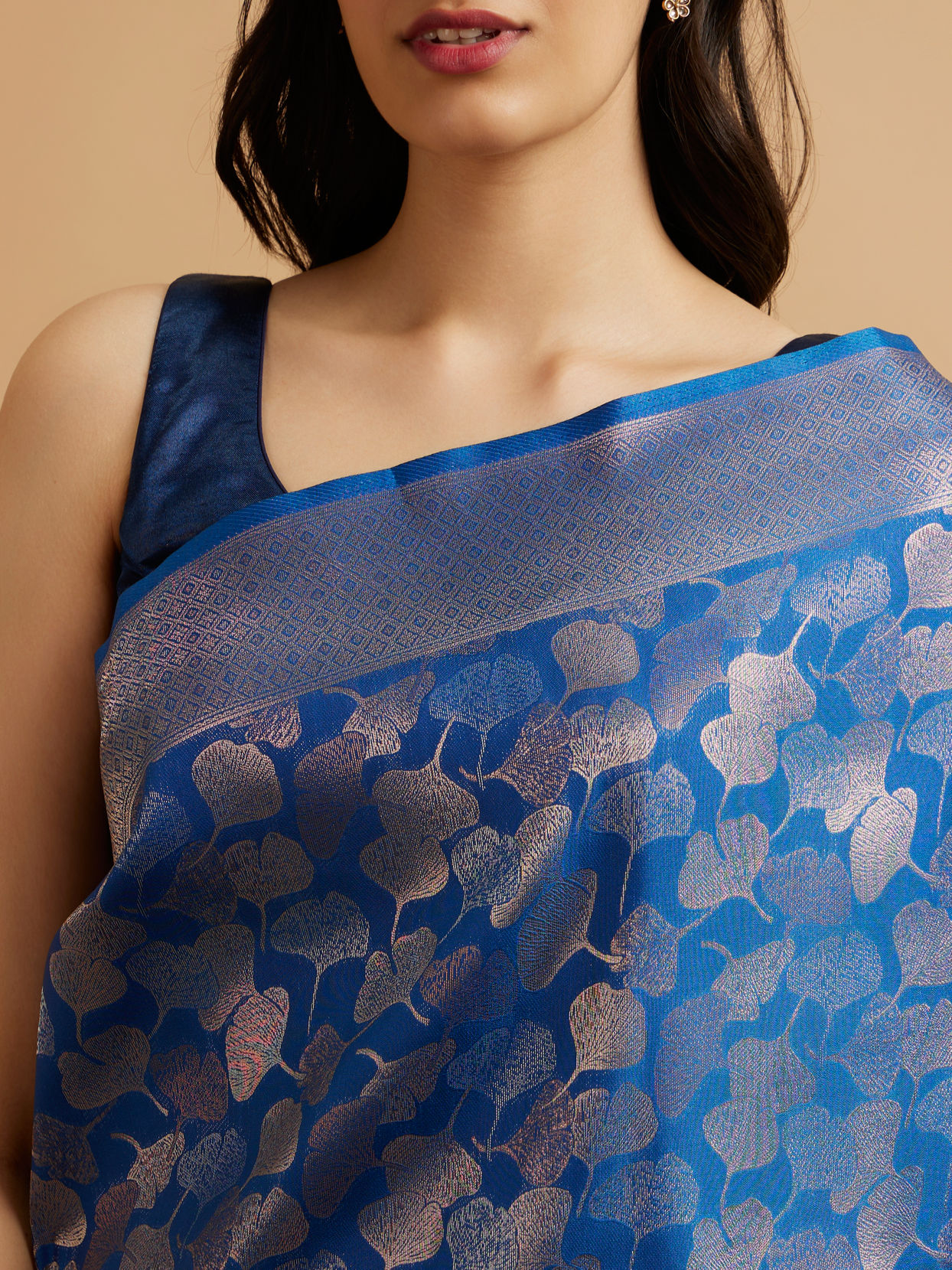 alt message - Mohey Women Indigo Blue Leaf Patterned Saree image number 3